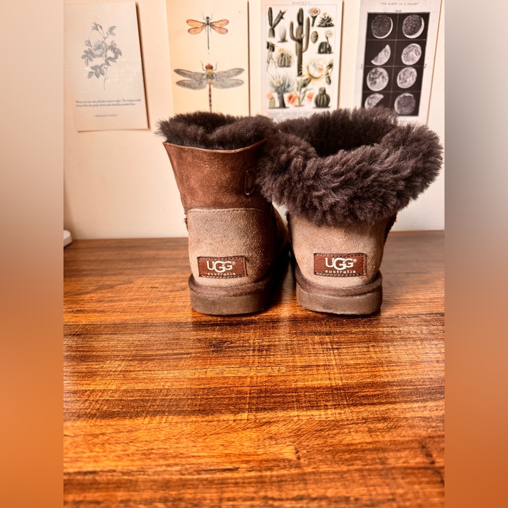 Ugg Mini Bailey Button Brown Size 6 - image 4
